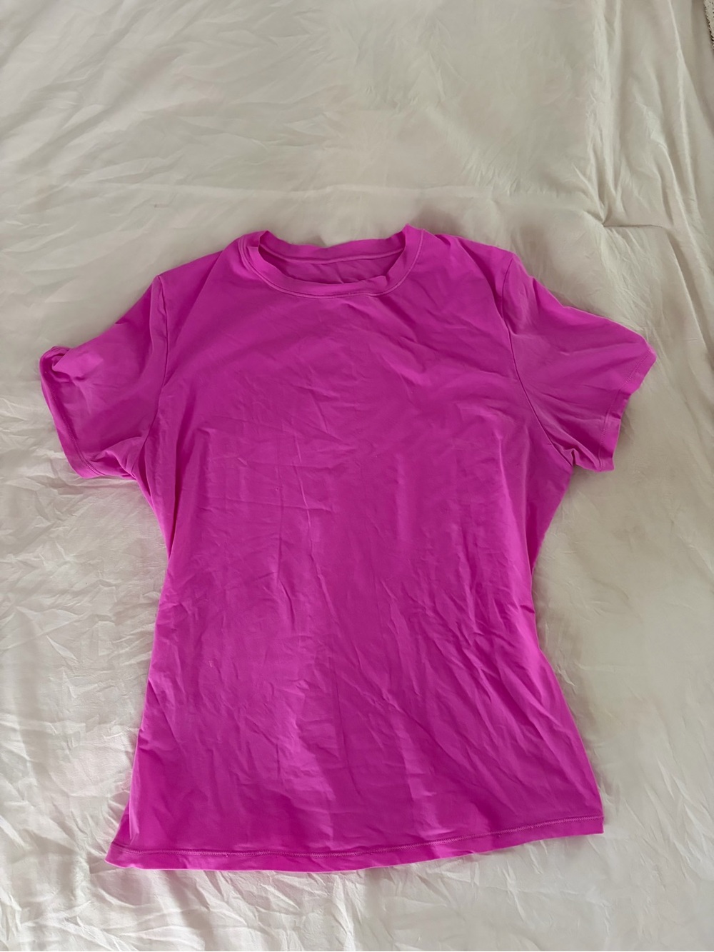 SKIMS Short Sleeve Crewneck Tee in Fuchsia